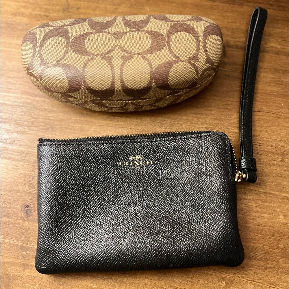 COACH LOT. WRISTLET AND SUNGLASSES CASE.